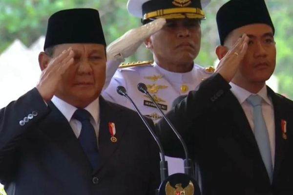 Tangkapan layar - Presiden Prabowo Subianto (kiri) dan Wakil Presiden Gibran Rakabuming Raka (kanan) memberikan penghormatan terakhir mendiang Wakil Presiden ke-6 RI Try Sutrisno dalam upacara pemakaman di Taman Makam Pahlawan (TMP) Kalibata, Jakarta