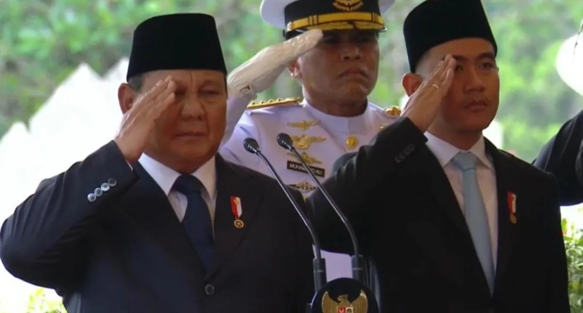 Prabowo dan Gibran Rakabuming memberikan penghormatan terakhir mendiang Wakil Presiden ke-6 RI Try Sutrisno. <b>(Antara)</b>