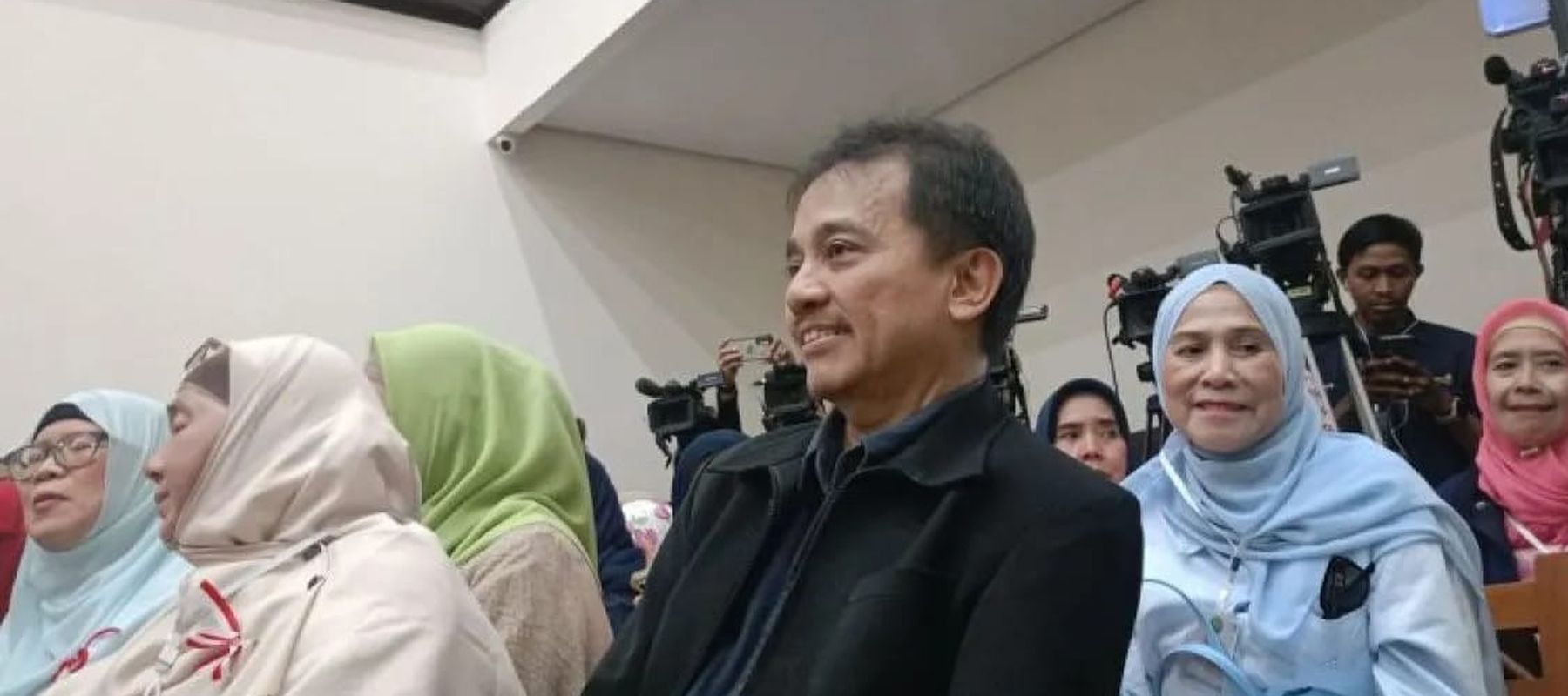Tersangka kasus dugaan fitnah dan pencemaran nama baik terkait keaslian ijazah Presiden ke-7 RI Joko Widodo (Jokowi) Roy Suryo menghadiri sidang perdana terdakwa Tifauzia Tyassuma (Dokter Tifa) dalam kasus serupa di Pengadilan Negeri (PN) Jakarta Tim