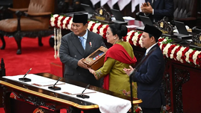 Sebuah unggahan di Facebook mengklaim bahwa Presiden Prabowo Subianto dan Ketua DPR RI Puan Maharani menyetujui pengelolaan tanah bekas bencana di Indonesia oleh China sebagai bentuk kerja sama kedua negara.