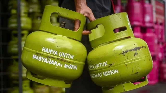 Arsip - Pekerja melakukan bongkar muat gas elpiji 3 kg bersubsidi di Jakarta, Jumat (26/4/2024). ANTARA FOTO/Erlangga Bregas Prakoso/tom.
