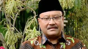 Menteri Sosial yang baru menggantikan Tri Rismaharini, Syaifullah Yusuf alias Gus Ipul menjadi salah satu elite politik yang bertemu dengan presiden terpilih Prabowo Subianto di Kartanegara, Jakarta Selatan pada Senin, 14 Oktober 2024 ini.