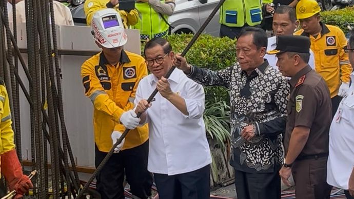 Pramono Anung Saksikan Pembongkaran Tiang Monorel di Rasuna Said 