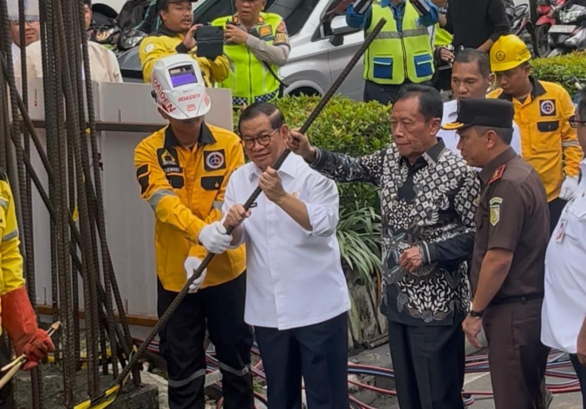 Pramono Anung Saksikan Pembongkaran Tiang Monorel di Rasuna Said  <b>(NTVNews.id/Adiansyah)</b>