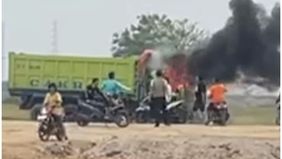 Memperlihatkan sebuah truk tanah dibakar massa ibas dari tewasnya anak SD yang tertabrak di Jalan Salembaran, Kecamatan Kosambi, Kabupaten Tangerang. Hal tersebut menjadi viral di media sosial.