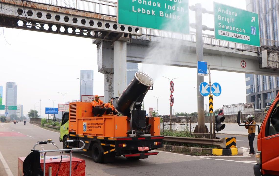 DLH DKI Semprotkan Water Mist di Jalan Fatmawati-TB Simatupang <b>(DLH DKI)</b>