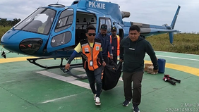 Dua pendaki perempuan asal Jakarta dan Bandung, Lilie Wijayanti Poegiono dan Elsa Laksono, meninggal dunia saat menuruni Puncak Carstensz Pyramid di Papua.