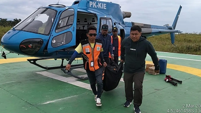 Evakuasi korban meninggal dalam pendakian Puncak Cartenz Pyramid, Minggu (2/3/2025). 