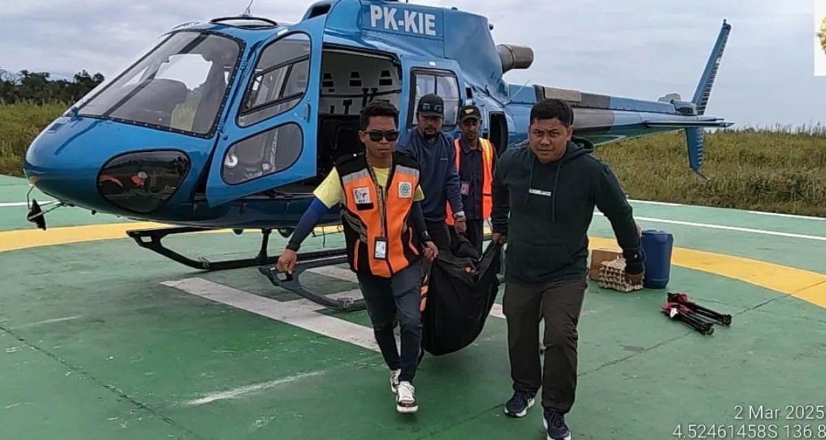 Evakuasi korban meninggal dalam pendakian Puncak Cartenz Pyramid, Minggu (2/3/2025).  <b>(Antara)</b>