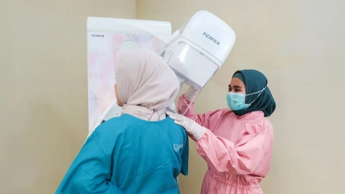 Ilustrasi: Petugas kesehatan melakukan pemeriksaan mammografi pada seorang perempuan penderita kanker payudara dengan teknologi mammografi digital berbasis kecerdasan buatan (AI) dari Fujifilm Indonesia di Jakarta. ANTARA/HO-Fujifilm Indonesia/am.