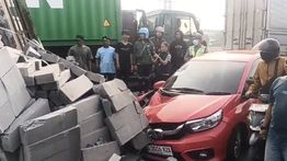 Sopir Ngantuk, Truk Bawa 8 Ton Hebel Terguling dan Timpa Honda Brio di Jakarta Timur