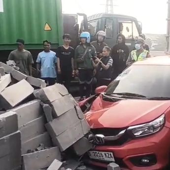 Sopir Ngantuk, Truk Bawa 8 Ton Hebel Terguling dan Timpa Honda Brio di Jakarta Timur