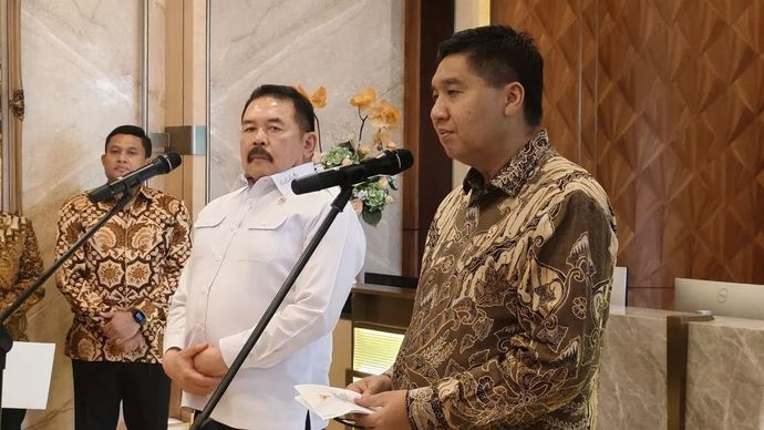 Jaksa Agung ST Burhanuddin (kiri) dengan Menteri Perumahan dan Kawasan Permukiman (PKP) Maruarar Sirait (kanan) memberikan keterangan pers di Gedung Utama Kejaksaan Agung, Jakarta, Selasa, 23 September 2025.