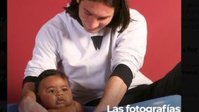 Tidak  mudah bagi sang fotografer mendapatkan momen yang tepat untuk mengabdikan kedekatan Lionel Messi dengan bayi Lamine Yamal.