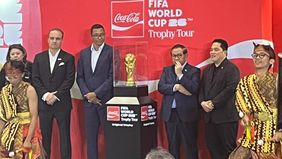 Jakarta menjadi salah satu kota istimewa yang disinggahi FIFA World Cup Trophy Tour by Coca-Cola, sebuah ajang bergengsi yang memberi kesempatan langka bagi para penggemar sepak bola untuk melihat langsung trofi Piala Dunia yang ikonik. 