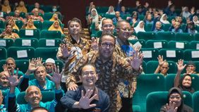 Wakil Gubernur DKI Jakarta, Rano Karno menghadiri kegiatan nonton bareng film “Agak Laen: Menyala Pantiku” bersama para lanjut usia (lansia) dari Panti Sosial Tresna Werdha (PSTW) Budi Mulia di Bioskop Metropole XXI, Jakarta Pusat, Kamis, 11 Desember