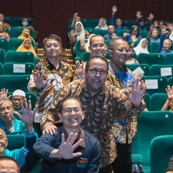 Rano Karno Ajak Lansia Panti Sosial Nonton Film Agak Laen di Bioskop