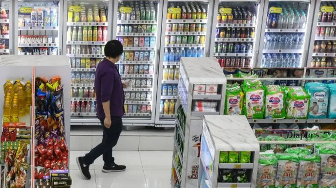 Warga memilih produk minuman yang akan dibeli di toko swalayan, Alam Sutera, Tangerang Selatan, Banten, Kamis (21/11/2024)