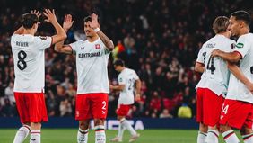 Pelatih FC Twente, Joseph Oosting memberikan pujian ke bek calon pemain Timnas Indonesia yaitu Mees Hilgers saat berhasil menahan imbang 1-1 Manchester United di laga perdana Piala Europa pada Kamis dini hari tadi, 26 September 2024.