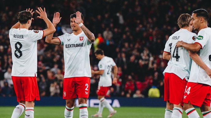 Calon pemain timnas Indonesia, Mees Hilgers tampil penuh saat FC Twente menahan Manchester United 1-1 di Old Trafford, Kamis (26/9/2024)