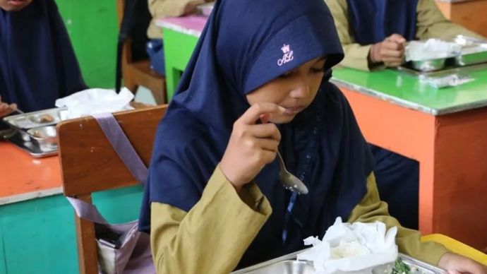 alah seorang siswi tengah menyantap makanan yang disediakan dalam uji coba program Makanan Bergizi Gratis di SD Muhammadiyah I Wonopeti, Kabupaten Kulon Progo, DI Yogyakarta, Rabu 14 November 2024.