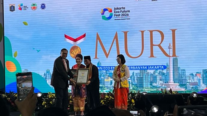 Pramono menerima penghargaan rekor Museum Rekor Dunia Indonesia (MURI) di Balai Kota, Jakarta, Jumat (3/7/2026).