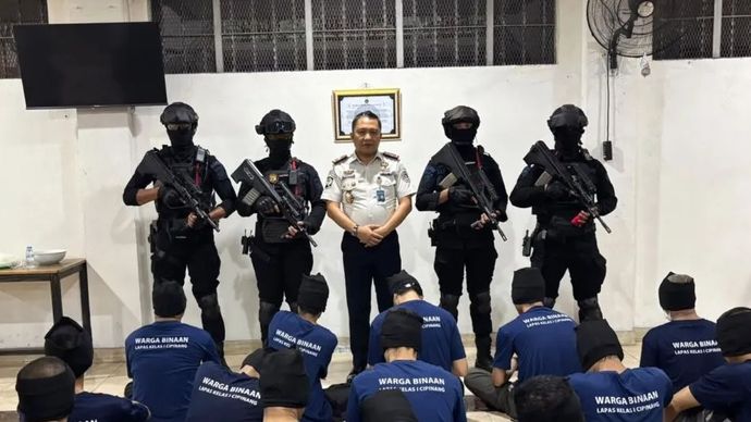 Keberangkatan 87 narapidana kategori berisiko tinggi (high risk) ke Nusakambangan, Jawa Tengah di Jakarta di Lembaga Pemasyarakatan (Lapas) Kelas I Cipinang, Jakarta Timur