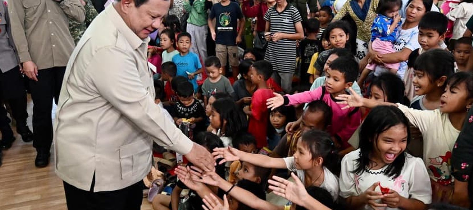 Presiden Prabowo tinjau ke pengungsi korban bencana di Sumatera