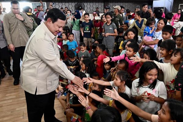 Presiden Prabowo tinjau ke pengungsi korban bencana di Sumatera