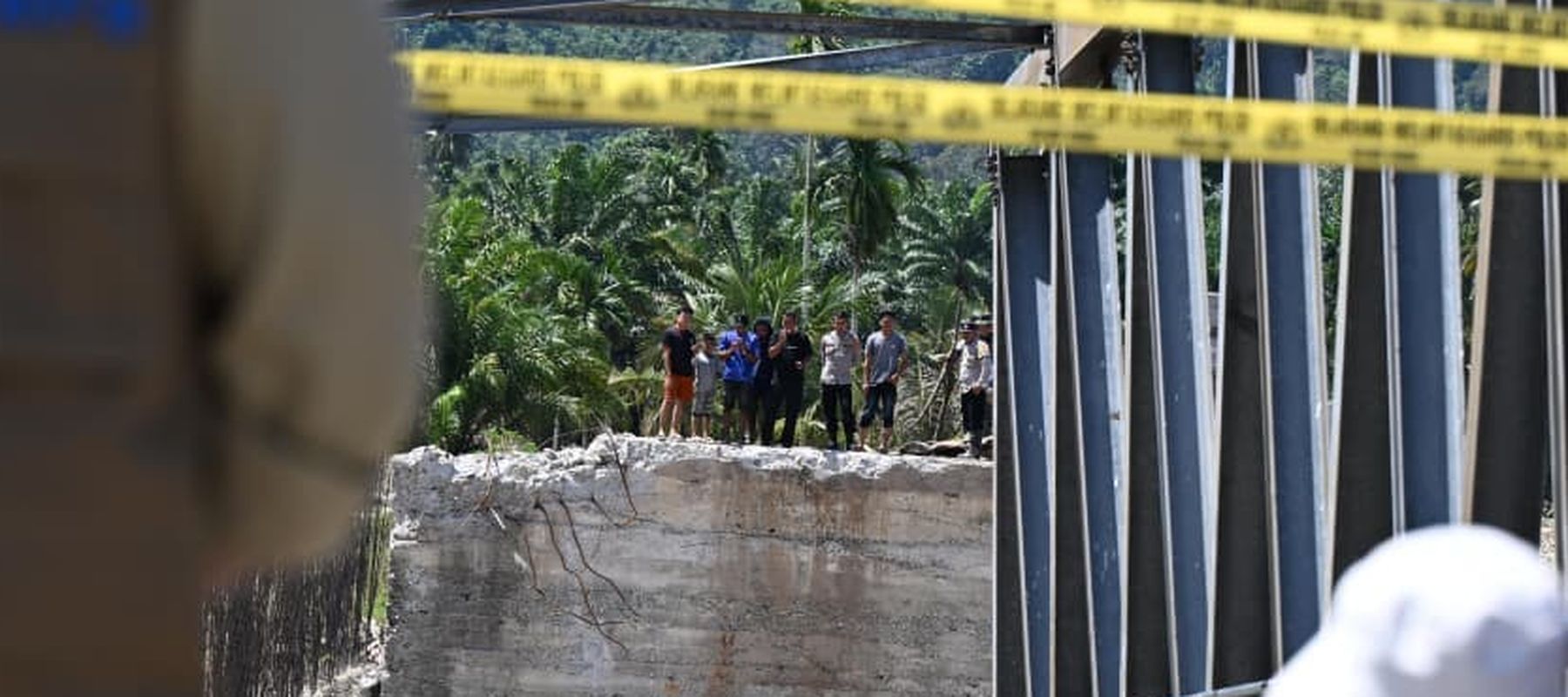Jembatan yang rusak akibat banjir dan longsor di Sumatera