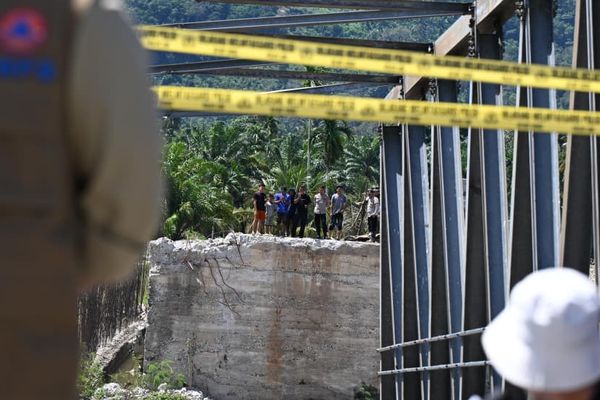 Jembatan yang rusak akibat banjir dan longsor di Sumatera
