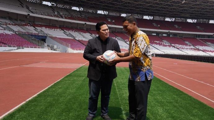 Hilbert Ido Sigalingging memberikan bola bertanda tangan Paus Fransiskus kepada Ketua Umum PSSI, Erick Thohir. <b>(Istimewa)</b>