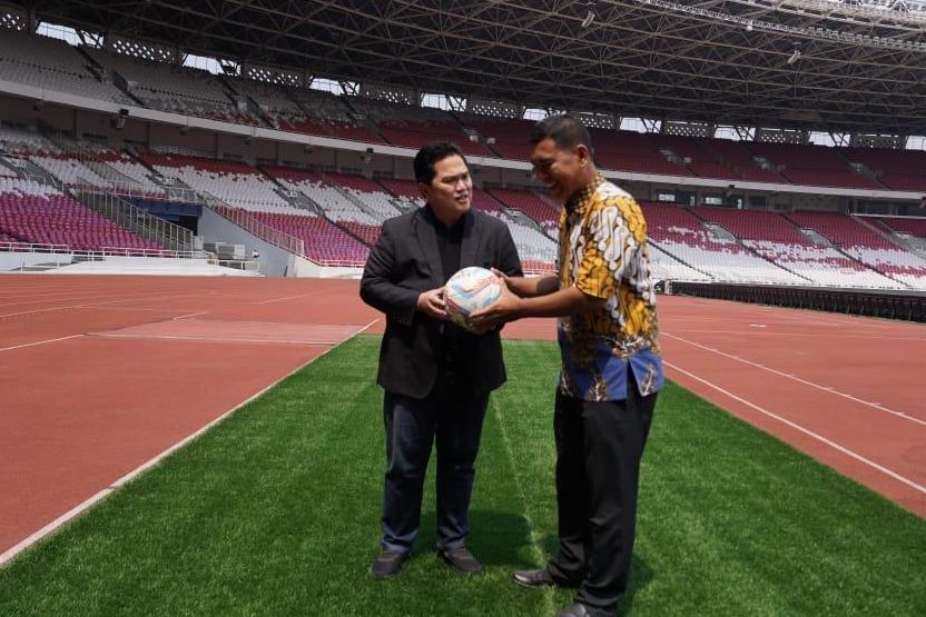 Hilbert Ido Sigalingging memberikan bola bertanda tangan Paus Fransiskus kepada Ketua Umum PSSI, Erick Thohir. <b>(Istimewa)</b>