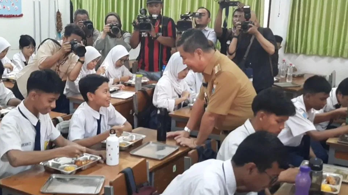 Penjabat Gubernur DKI Jakarta Teguh Setyabudi berbincang dengan salah satu siswa saat meninjau pelaksanaan program Makan Bergizi Gratis (MBG) di SMPN 61 Jakarta, Senin. 