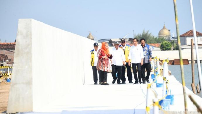 Presiden Jokowi tinjau proyek pengendalian banjir dan rob tahap II di kawasan Tambak Lorok Semarang, Jawa Tengah