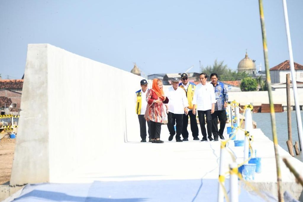 Presiden Jokowi tinjau proyek pengendalian banjir dan rob tahap II di kawasan Tambak Lorok Semarang, Jawa Tengah