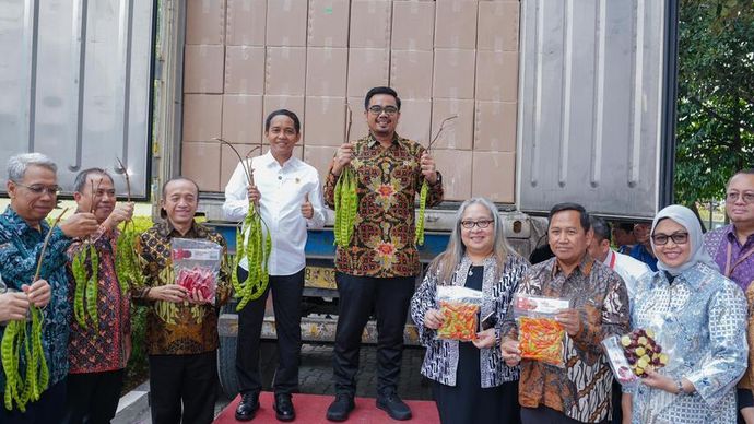 Menteri Kehutanan Raja Juli Antoni dan Wakil Menteri Kehutanan Sulaiman Umar Siddiq melakukan pelepasan ekspor komoditi agroforestry ke Jepang/Ist