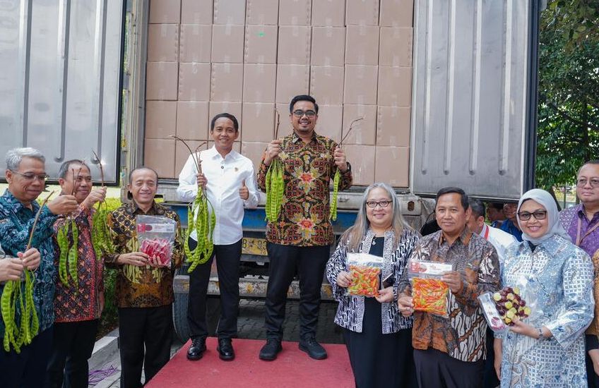 Menteri Kehutanan Raja Juli Antoni dan Wakil Menteri Kehutanan Sulaiman Umar Siddiq melakukan pelepasan ekspor komoditi agroforestry ke Jepang/Ist