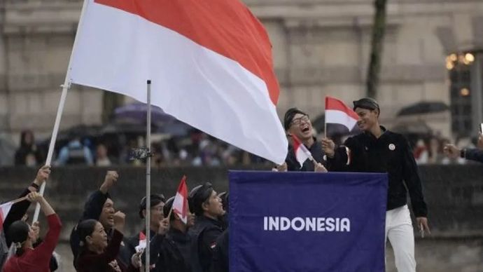 Kontingen Indonesia saat tampil pada acara pembukaan Olimpiade Paris 2024 <b>(Antara)</b>