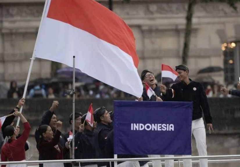 Kontingen Indonesia saat tampil pada acara pembukaan Olimpiade Paris 2024 <b>(Antara)</b>