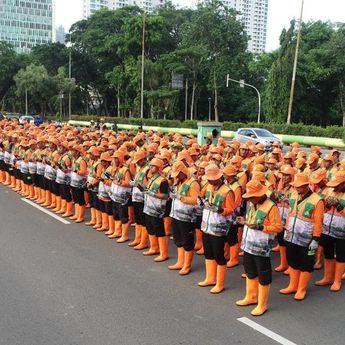 DLH DKI Kerahkan 2.100 Petugas Kebersihan untuk Sukseskan HUT ke-80 TNI