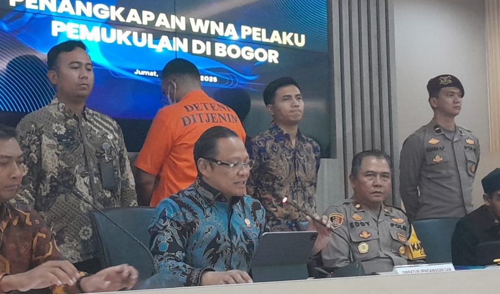 Imigrasi Tangkap WNA pelaku pemukulan di Bogor <b>(NTVNews.id/ Adiansyah)</b>