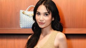 Penampilan Azizah Salsha di panggung Jakarta Fashion Week (JFW) 2026 masih menjadi perbincangan hangat di media sosial. Ia tampil sebagai muse untuk brand fashion ternama Erspo, yang memamerkan koleksi terbarunya di ajang mode bergengsi tersebut.