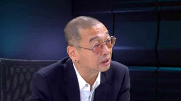 Analis sepak bola Justinus Lhaksana yang akrab disapa Coach Justin dalam acara DonCast di Nusantara TV