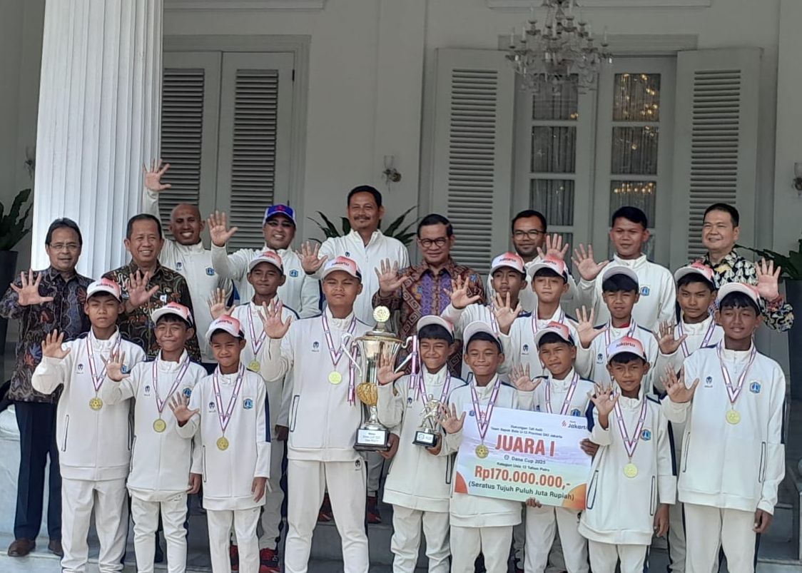 Pramono Anung bersama Tim Sepak Bola Pelajar Jakarta U-12 <b>(NTVNews.id/ Adiansyah)</b>