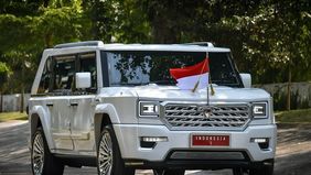 Presiden Prabowo Subianto dan Wakil Presiden, Gibran Rakabuming Raka menggunakan MV3 Garuda Limousine produksi PT Pindad pada pelantikan Presiden dan Wakil Presiden RI periode 2024-2029 di Gedung DPR RI pada Minggu, 20 Oktober 2024.
