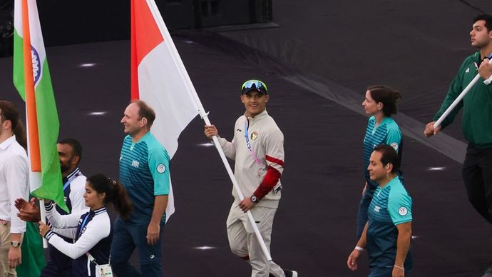 Penutupan Olimpiade Paris 2024, Rizki Juniansyah bawa bendera Indonesia