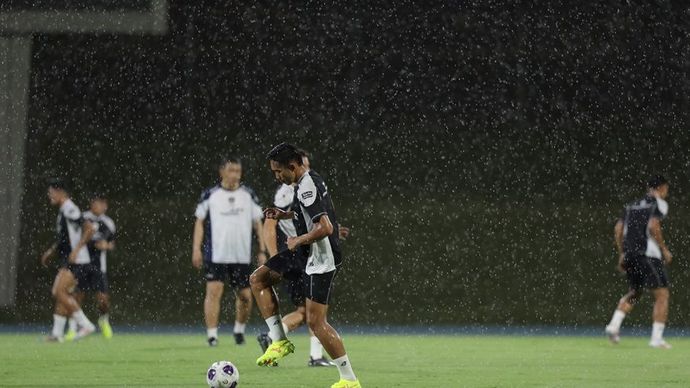 Hujan salju ganggu sesi latihan timnas Indonesia di Arab Saudi.