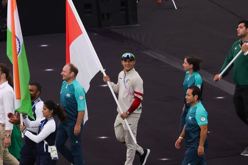 Penutupan Olimpiade Paris 2024, Rizki Juniansyah bawa bendera Indonesia <b>(NOC Indonesia)</b>