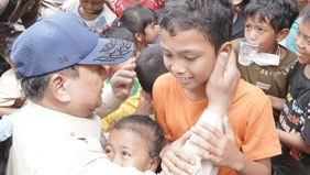 Prabowo Subianto hari ini mengunjungi langsung warga terdampak banjir di Kabupaten Aceh Tamiang, Aceh. Prabowo berjanji mengawal proses pemulihan di Aceh Tamiang hingga anak-anak di Serambi Makkah dapat segera kembali bersekolah.